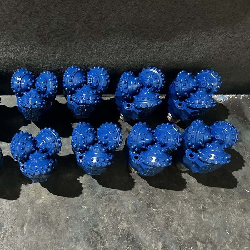 5 1/2 इंच आईएडीसी 537 कार्बाइड रोटरी रॉक ड्रिल बिट्स ट्रिकोन बिट पानी/तेल/गैस कुएं ड्रिलिंग के लिए फोल्डेड ड्रिलिंग टूल